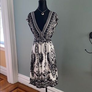 Saks Fifth Avenue v neck sleeveless a-line dress